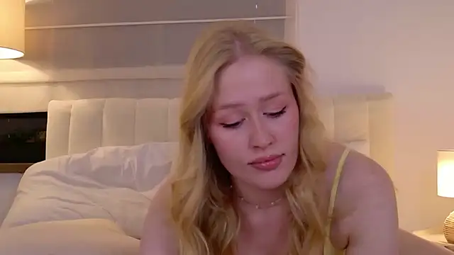 JuliaJaee online show from July 16, 2026, 5:54 pm