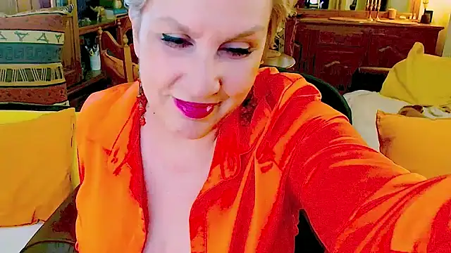 Snapshot of GattonaBiondona chatting on April 29, 2026, 8:18 am GattonaBiondona online show from April 29, 2026, 8:18 am