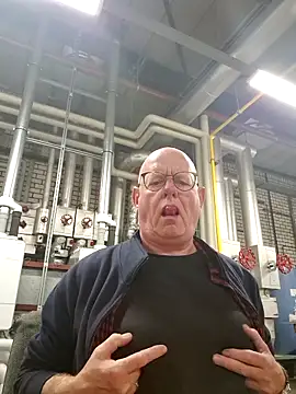 andrejoyfull64 online show from October 7, 2025, 9:21 am