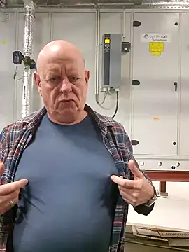 andrejoyfull64 online show from February 11, 2025, 12:58 pm