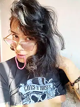 taaylor33 online show from November 22, 2025, 8:40 pm