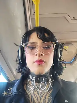 taaylor33 online show from April 24, 2026, 9:50 pm