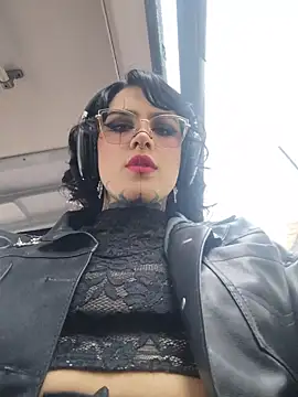 taaylor33 online show from April 23, 2026, 8:21 pm