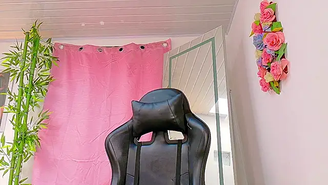 Snapshot of scarlet-jonesx chatting on February 5, 2026, 12:56 pm scarlet-jonesx online show from February 5, 2026, 12:56 pm