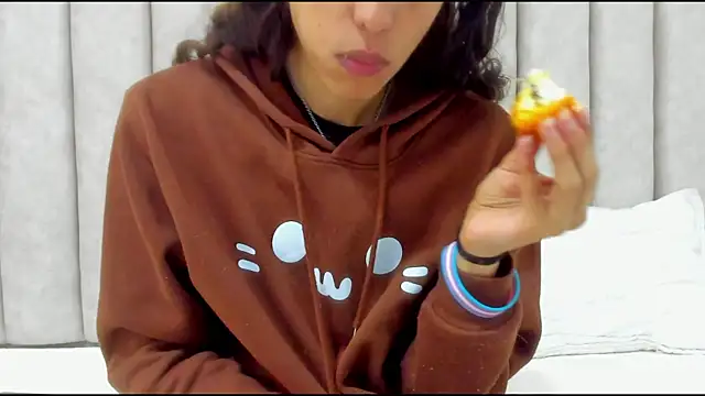 FreyaMoller online show from December 2, 2025, 1:35 pm