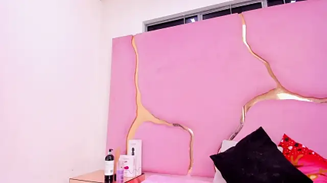 Snapshot of VaneLin18 chatting on December 3, 2025, 9:36 pm VaneLin18 online show from December 3, 2025, 9:36 pm