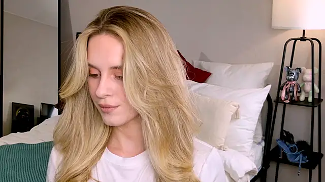 RozzitaBedberry online show from October 17, 2025, 1:13 pm