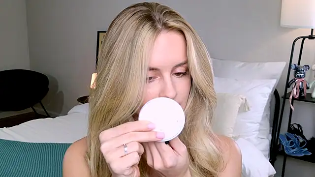 RozzitaBedberry online show from September 29, 2025, 1:06 pm