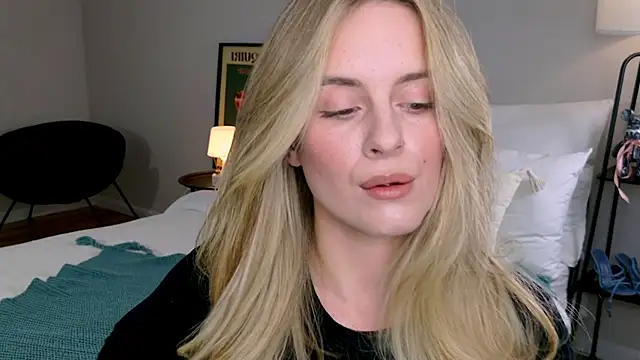 RozzitaBedberry online show from November 18, 2025, 2:53 pm