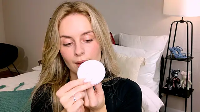 RozzitaBedberry online show from September 19, 2025, 3:05 pm