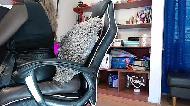 Snapshot of LiaTaylorr chatting on October 10, 2025, 12:17 pm LiaTaylorr online show from October 10, 2025, 12:17 pm