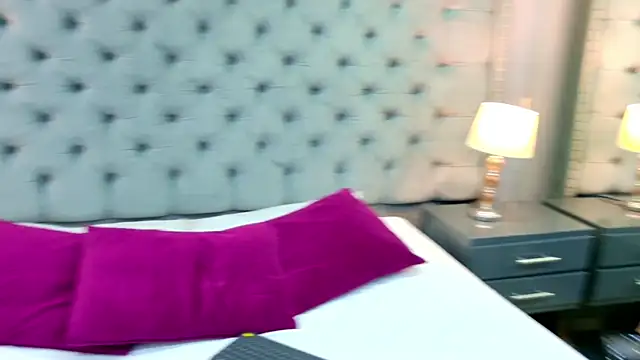 SamantaG online show from November 26, 2025, 1:11 pm