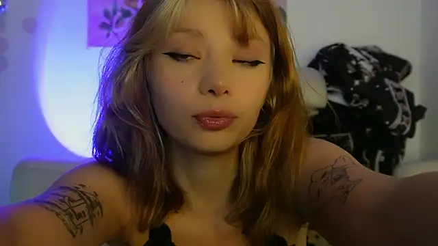 Snapshot of ari_kat chatting on May 22, 2026, 7:23 pm ari kat online show from May 22, 2026, 7:23 pm