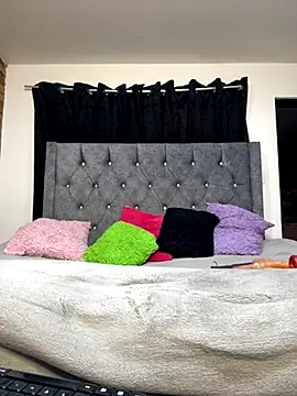 valenthottie online show from October 8, 2025, 3:19 am