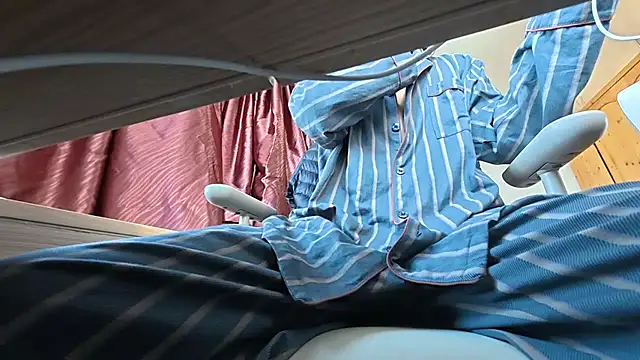 Snapshot of YunheLEE chatting on December 19, 2025, 8:17 am YunheLEE online show from December 19, 2025, 8:17 am