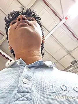 Snapshot of _Ottis_ chatting on November 12, 2025, 6:56 pm Ottis online show from November 12, 2025, 6:56 pm