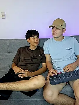 Snapshot of _Ottis_ chatting on December 1, 2025, 11:05 pm Ottis online show from December 1, 2025, 11:05 pm