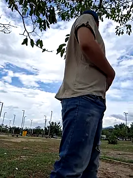 Snapshot of _Ottis_ chatting on November 9, 2025, 7:51 pm Ottis online show from November 9, 2025, 7:51 pm