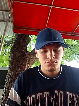 Snapshot of _Ottis_ chatting on November 19, 2025, 6:19 pm Ottis online show from November 19, 2025, 6:19 pm