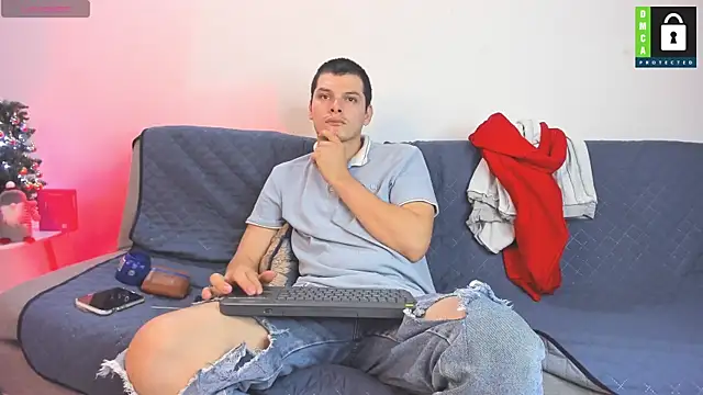 Snapshot of _Ottis_ chatting on December 15, 2025, 11:42 pm Ottis online show from December 15, 2025, 11:42 pm