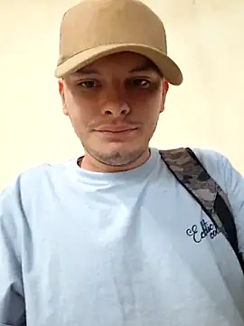 Snapshot of _Ottis_ chatting on November 13, 2025, 3:49 pm Ottis online show from November 13, 2025, 3:49 pm