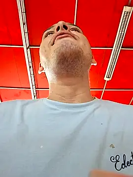 Snapshot of _Ottis_ chatting on November 21, 2025, 5:34 pm Ottis online show from November 21, 2025, 5:34 pm