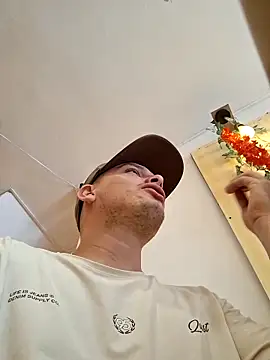 Snapshot of _Ottis_ chatting on November 8, 2025, 3:59 pm Ottis online show from November 8, 2025, 3:59 pm