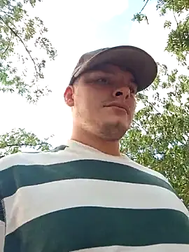 Snapshot of _Ottis_ chatting on November 10, 2025, 7:52 pm Ottis online show from November 10, 2025, 7:52 pm