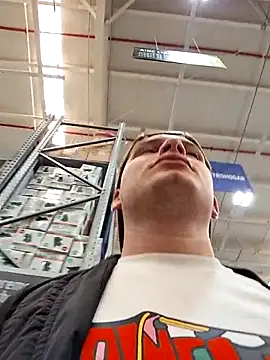 Snapshot of _Ottis_ chatting on November 6, 2025, 4:33 pm Ottis online show from November 6, 2025, 4:33 pm