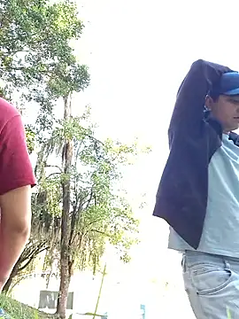 Snapshot of _Ottis_ chatting on November 7, 2025, 3:27 pm Ottis online show from November 7, 2025, 3:27 pm