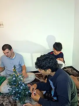 Snapshot of _Ottis_ chatting on December 4, 2025, 11:48 pm Ottis online show from December 4, 2025, 11:48 pm