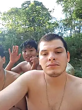 Snapshot of _Ottis_ chatting on December 13, 2025, 8:04 pm Ottis online show from December 13, 2025, 8:04 pm