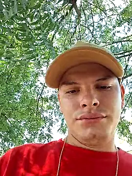 Snapshot of _Ottis_ chatting on November 15, 2025, 6:45 pm Ottis online show from November 15, 2025, 6:45 pm