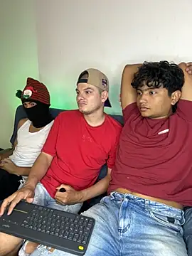 Snapshot of _Ottis_ chatting on November 11, 2025, 6:03 pm Ottis online show from November 11, 2025, 6:03 pm