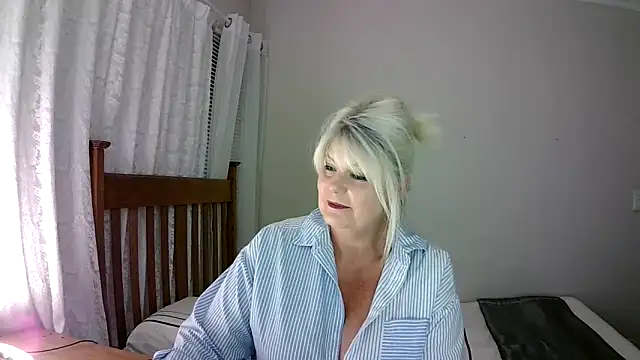Snapshot of Miahotmilf chatting on January 5, 2025, 12:31 am Miahotmilf online show from January 5, 2025, 12:31 am