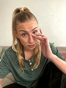 belle98 online show from November 23, 2025, 1:21 pm