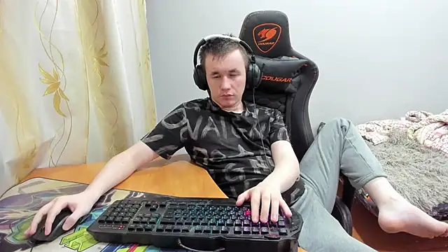 iliaskrislove online show from November 7, 2025, 12:48 am