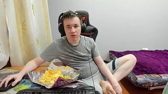 iliaskrislove online show from December 17, 2025, 4:28 am