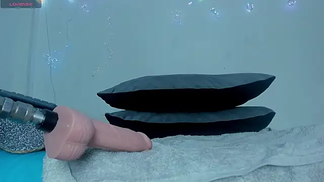 Veeronica Smith online show from December 15, 2025, 1:39 pm