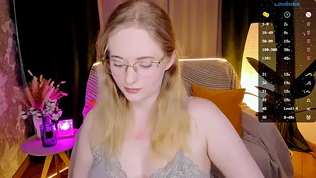 Snapshot of Aemilia_ chatting on February 8, 2026, 6:33 am Aemilia online show from February 8, 2026, 6:33 am