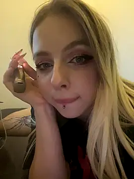 Snapshot of Alice_Halle chatting on October 2, 2025, 1:25 pm Alice Halle online show from October 2, 2025, 1:25 pm