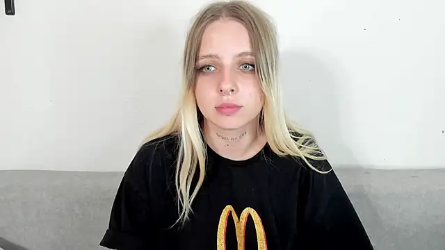 Snapshot of Alice_Halle chatting on September 9, 2025, 6:50 pm Alice Halle online show from September 9, 2025, 6:50 pm