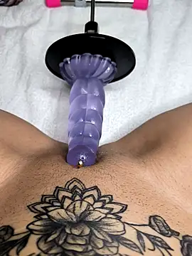 Snapshot of Linalicious chatting on January 7, 2026, 1:27 pm Linalicious online show from January 7, 2026, 1:27 pm