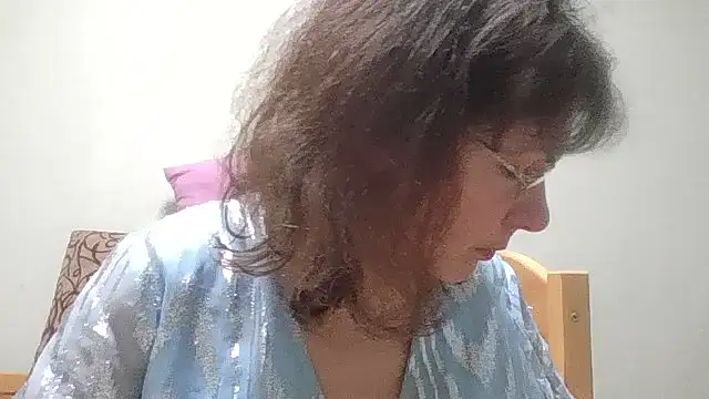 Snapshot of HollyJewel chatting on April 2, 2026, 4:24 pm HollyJewel online show from April 2, 2026, 4:24 pm