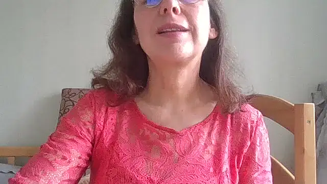 Snapshot of HollyJewel chatting on April 8, 2026, 10:39 am HollyJewel online show from April 8, 2026, 10:39 am