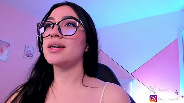 Snapshot of angeel_fox chatting on February 5, 2026, 4:08 am angeel fox online show from February 5, 2026, 4:08 am