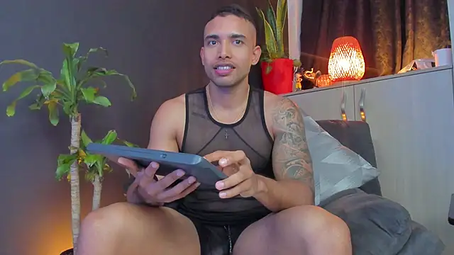 Snapshot of LincomAmith chatting on October 12, 2025, 11:06 pm LincomAmith online show from October 12, 2025, 11:06 pm