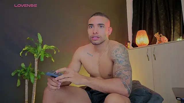 Snapshot of LincomAmith chatting on November 11, 2025, 10:26 pm LincomAmith online show from November 11, 2025, 10:26 pm