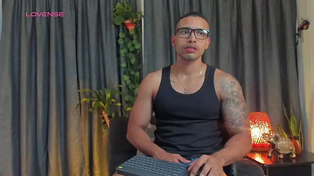 Snapshot of LincomAmith chatting on September 18, 2025, 10:24 pm LincomAmith online show from September 18, 2025, 10:24 pm