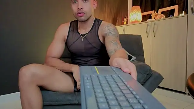 Snapshot of LincomAmith chatting on November 22, 2025, 10:08 pm LincomAmith online show from November 22, 2025, 10:08 pm